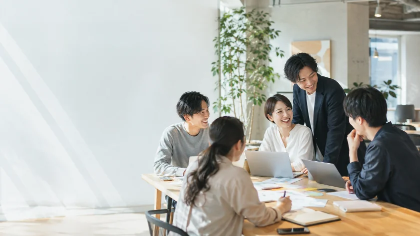 打ち合わせをするFree wayのメンバー
