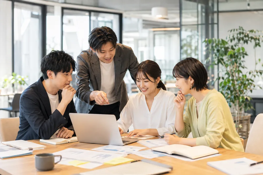 実務のなかで育成を受ける若手メンバー