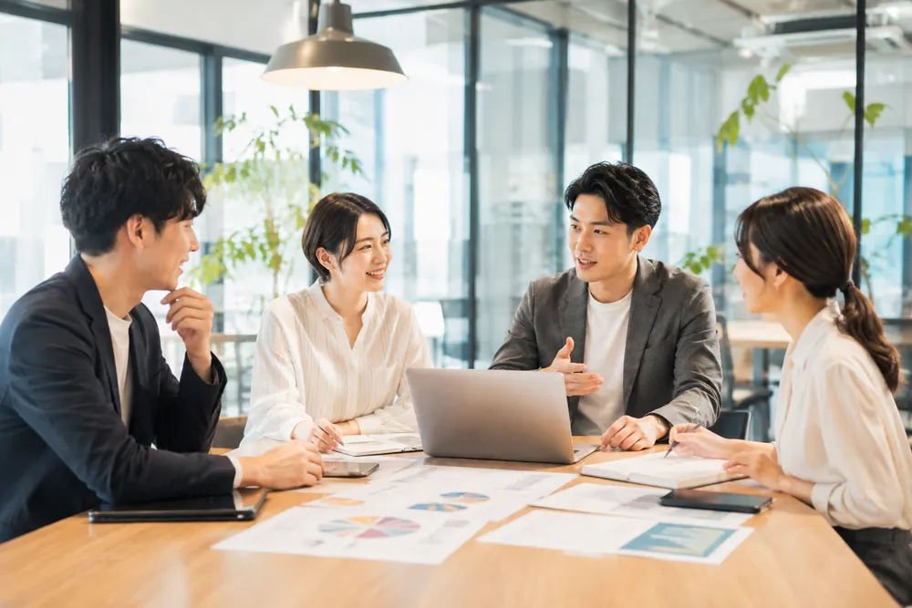 専門人材と事業責任者の打ち合わせ
